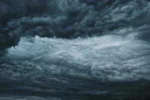 nubes dramáticas oscuras antes de una tormenta, huracán, tornado.fondo abstracto del cielo. foto