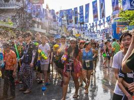 bangkok, tailandia - 14 de abril de 2016 bangkok songkran festival khaosan road 2016, el festival songkran se celebra en tailandia como el tradicional día de año nuevo del 13 al 15 de abril. foto