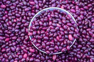 primer plano de granos de frijol rojo a la venta en el mercado foto