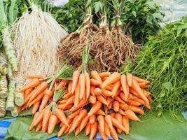 zanahorias y verduras orgánicas frescas a la venta en el mercado foto