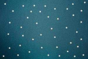 estrellas plateadas sobre seda azul turquesa foto