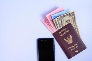 pasaportes y dinero y teléfono para viajar. foto