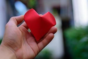 la mano del hombre está dando corazón foto