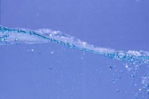 burbujas de agua y aire sobre fondo blanco con espacio para texto foto