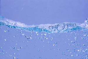 burbujas de agua y aire sobre fondo blanco con espacio para texto foto