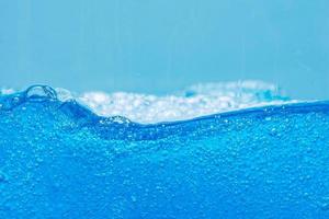 burbujas de agua y aire sobre fondo blanco con espacio para texto foto