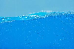 burbujas de agua y aire sobre fondo blanco con espacio para texto foto