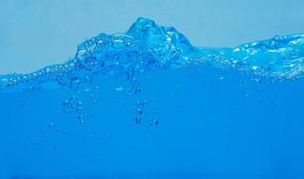 burbujas de agua y aire sobre fondo blanco con espacio para texto foto