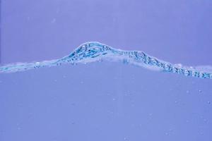 burbujas de agua y aire sobre fondo blanco con espacio para texto foto