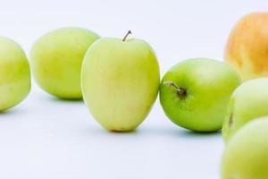 la bola de jujube se coloca sobre un fondo blanco. foto