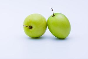 la bola de jujube se coloca sobre un fondo blanco. foto