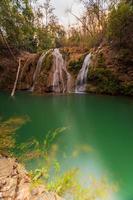 cascadas en el parque nacional del norte de tailandia, provincia de lamphun, tailandia foto