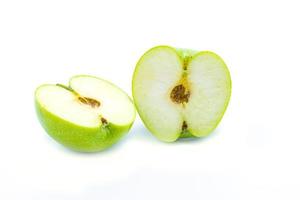 manzana verde cortada por la mitad en el fondo blanco con trazado de recorte foto