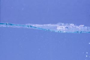 burbujas de agua y aire sobre fondo blanco con espacio para texto foto