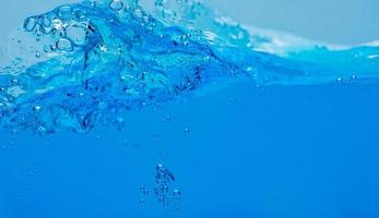 burbujas de agua y aire sobre fondo blanco con espacio para texto foto