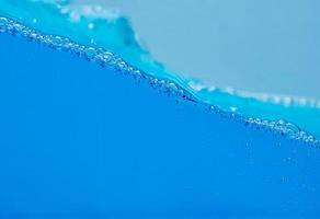 burbujas de agua y aire sobre fondo blanco con espacio para texto foto