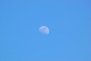 la luna en la tarde foto