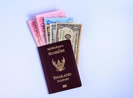 pasaportes de tailandia y dinero para viajar foto