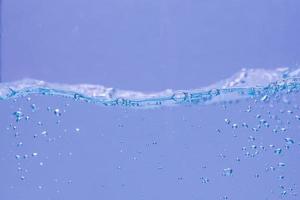 burbujas de agua y aire sobre fondo blanco con espacio para texto foto