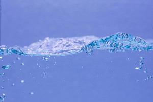 burbujas de agua y aire sobre fondo blanco con espacio para texto foto