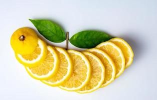 la rodaja de limón y limón en el fondo blanco
