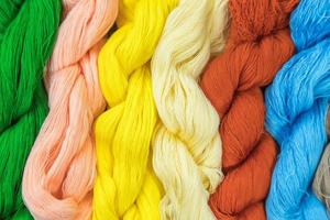 primer plano de lana de hilo de hilo de tejer de colores. usando para fondo de pantalla o fondo. foto