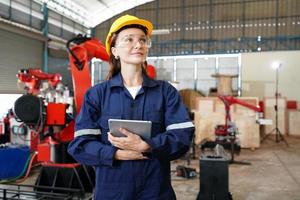 empoderamiento femenino, trabajadora de la industria o mujer ingeniera que trabaja en una fábrica de fabricación industrial. foto