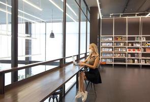 hermosa mujer joven que usa una computadora portátil en un espacio de trabajo conjunto moderno. foto