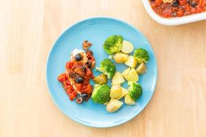 Chicken with Olive-Tomato-Dressing and Broccoli