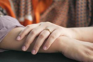 primer plano de las manos de las mujeres con anillo de bodas foto