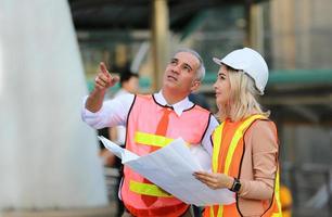 arquitecto de ingeniero de construcción que trabaja en el sitio de construcción y gestión en el sitio de construcción foto