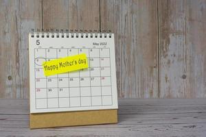 feliz día de la madre escrito en una nota adhesiva en el calendario blanco de mayo de 2022. foto