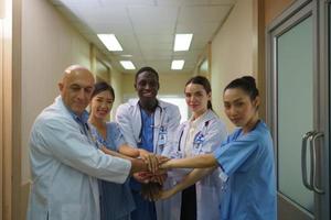 equipo de enfermera y médico listo para el día de trabajo foto