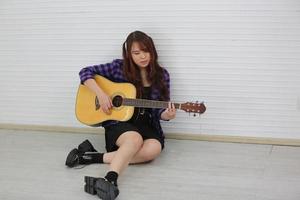 una mujer hermosa joven toca la guitarra. foto