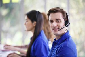 personas del centro de llamadas que trabajan llamando a la línea directa de asistencia técnica o al agente de televenta, atención al cliente feliz foto