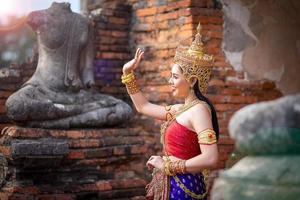 traje tailandés vestido de mujer hermosa, traje de estilo tailandés en Tailandia foto