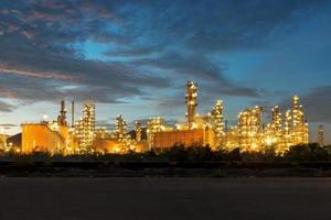 fábrica de refinería de petróleo en el crepúsculo foto