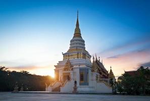 una imagen de un chedi prominente en wat krathing lai, provincia de chonburi. foto