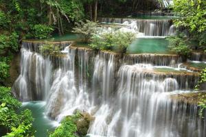 cascadas de huay mae khamin en el bosque profundo en el parque nacional de srinakarin, kanchanaburi, una hermosa cascada de agua de arroyo famosa selva tropical en tailandia foto