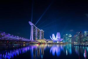 paisaje urbano de Singapur en la noche foto