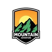 diseño de logotipo de aventura de montaña vector