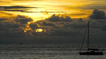 jacht in de tropische zee bij dramatische zonsondergang video