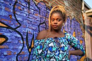 retrato de chicas jóvenes de piel negra con peinado afro posando al aire libre. foto