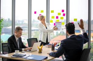 grupo diverso multiétnico de compañeros de trabajo en la discusión de la reunión del equipo foto