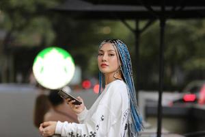 retrato de una joven de cabello azul, adolescente de pie en la calle como vida urbana. foto