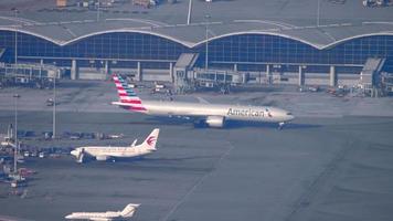 boeing 777 americano en el aeródromo video