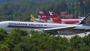 boeing 777 singapur airlines aterrizaje video