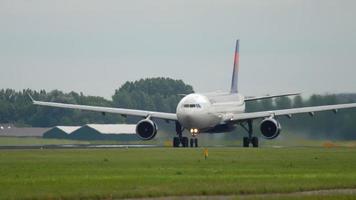 salida del airbus 330 de las aerolíneas delta video