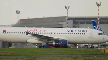 avião da air cairo taxiando video