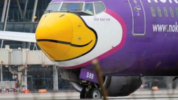 nok air boeing 737 rollt video